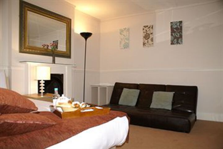Room 6 of 18