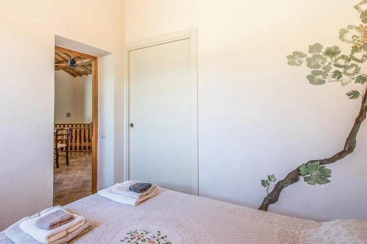 Room 4 of 18