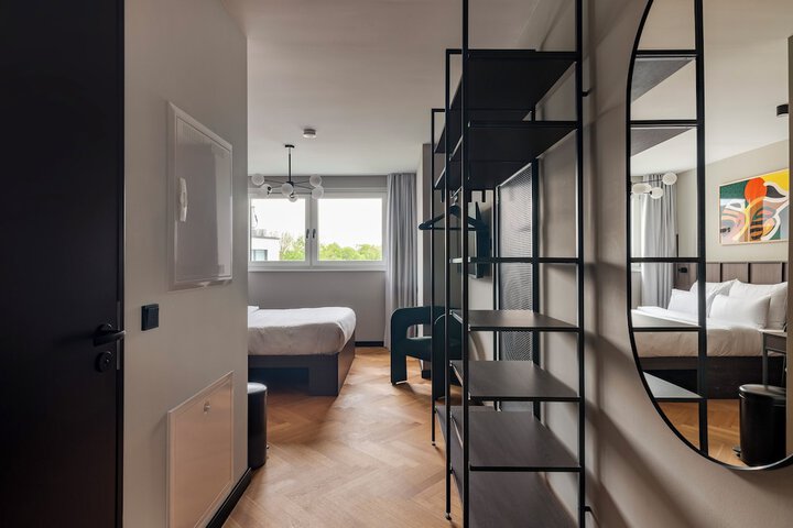 Room 16 of 60