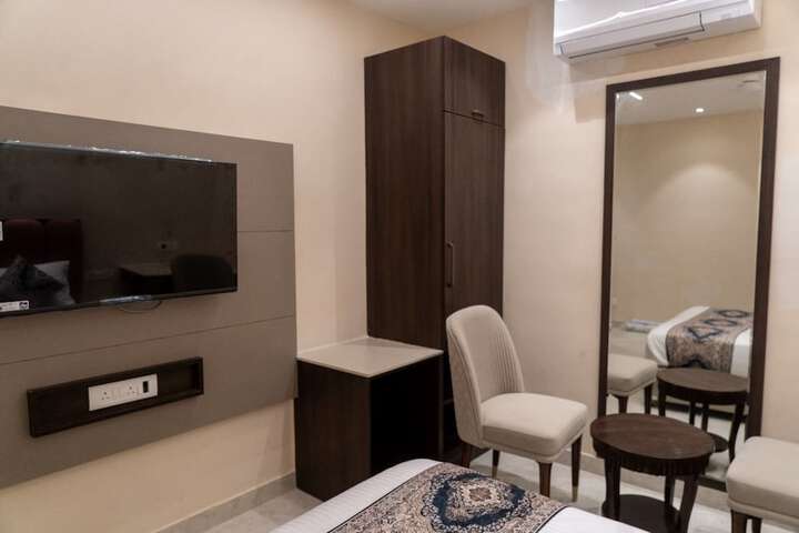 Room 8 of 40