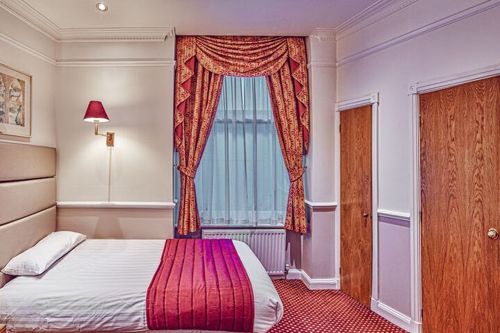 Room 5 of 32