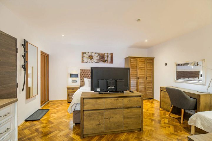 Room 3 of 10