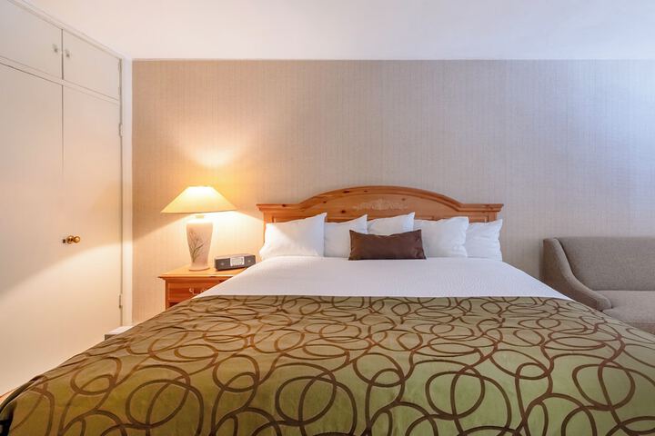 Room 32 of 77