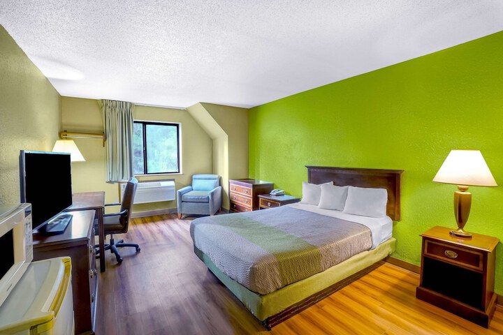 1 Queen Bed (2 of 5)