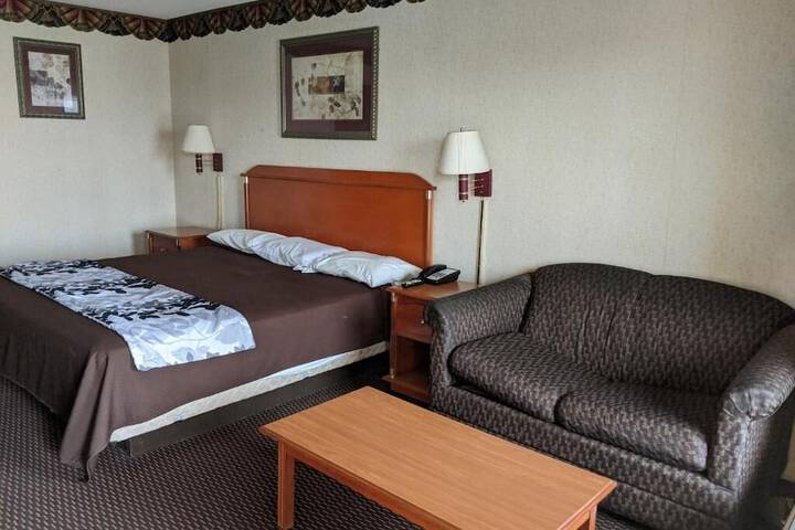 Room 8 of 28