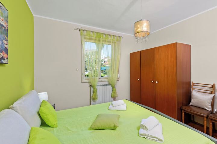 Room 25 of 127
