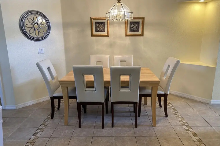 Dining 19 of 20