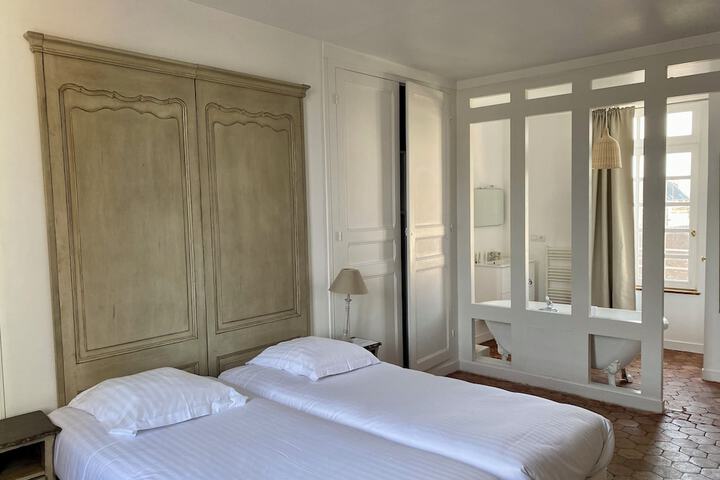 Room 3 of 40