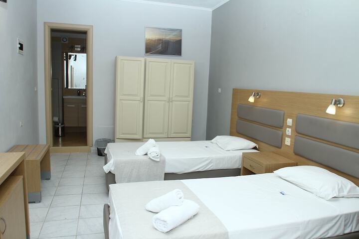 Room 9 of 105