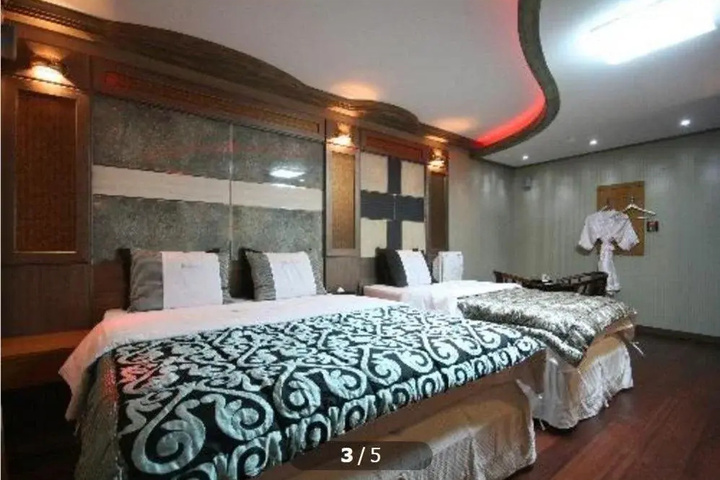 Room 3 of 5