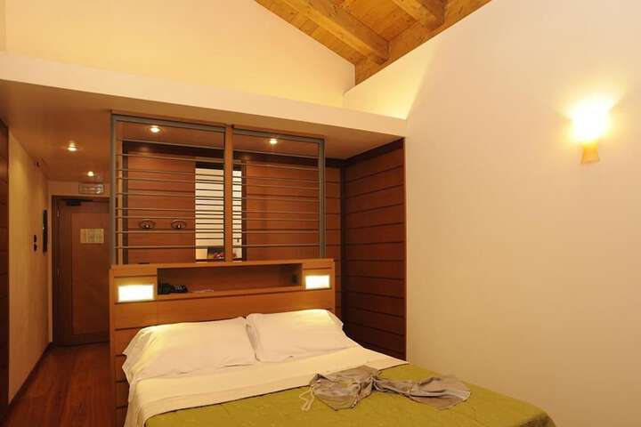 Room 21 of 106