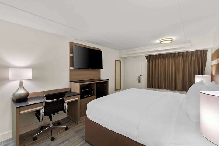 1 King Bed (5 of 12)