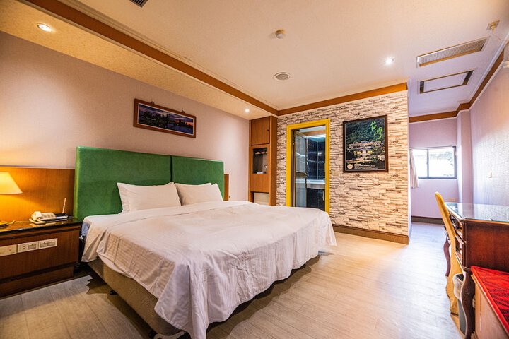 Room 11 of 68