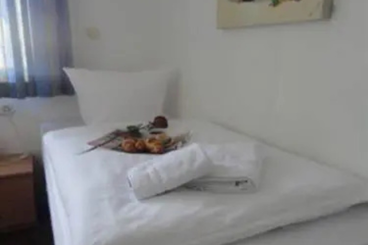 Room 5 of 10