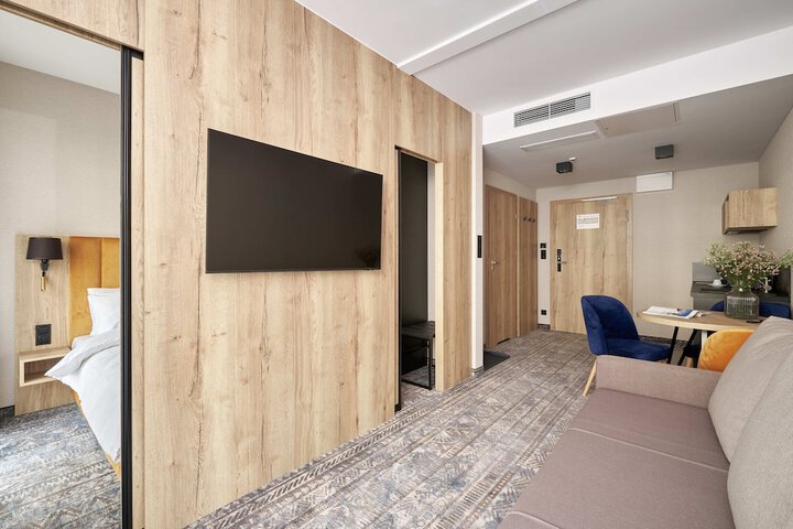 Room 6 of 18