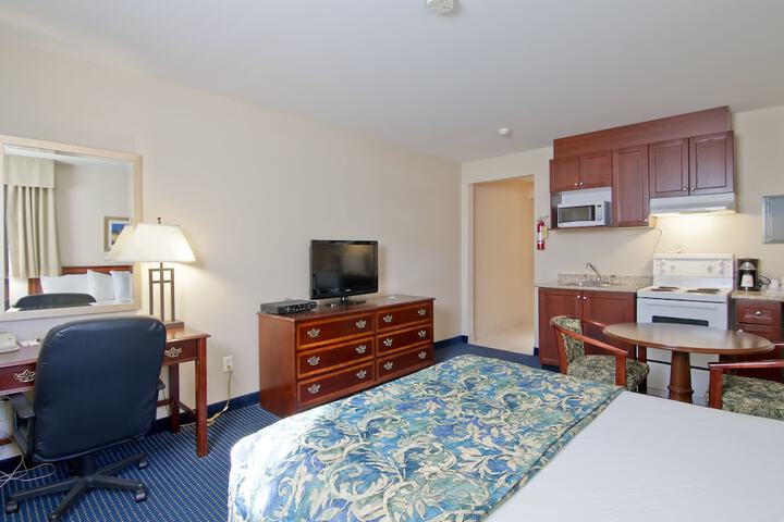 1 Queen Bed (7 of 30)
