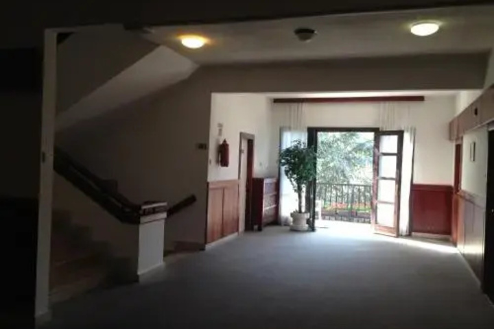 Room 4 of 9