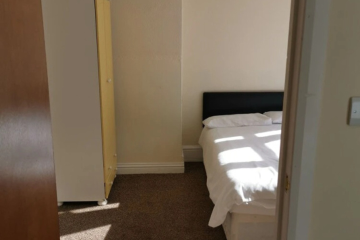 Room 4 of 13