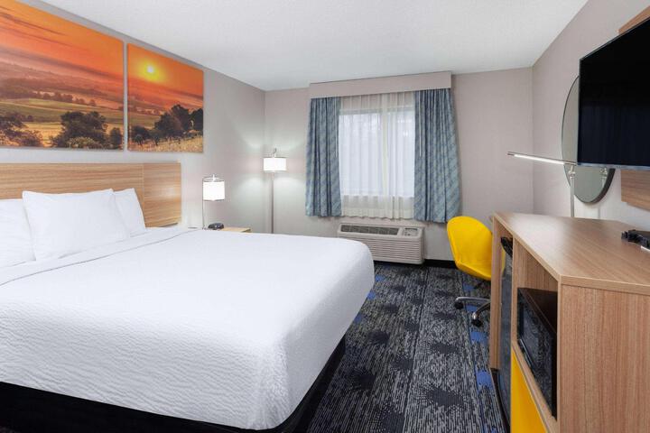 1 Queen Bed Accessible (1 of 9)