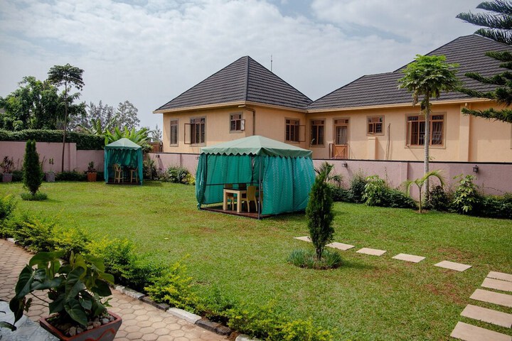Hotel Exterior 76 of 98