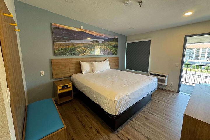 1 Queen Bed (13 of 18)