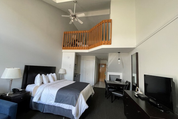 1 Queen Bed (9 of 18)