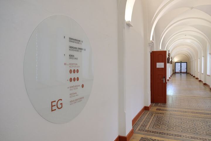 Ballroom/Hall 28 of 37