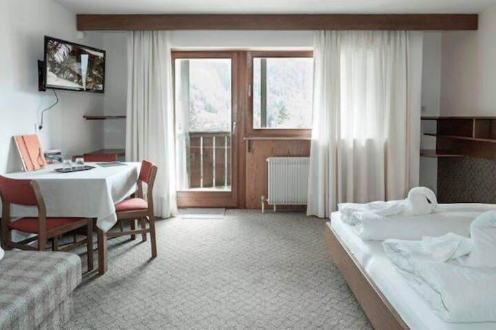 Room 6 of 9