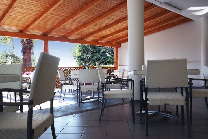 Lounge 94 of 119