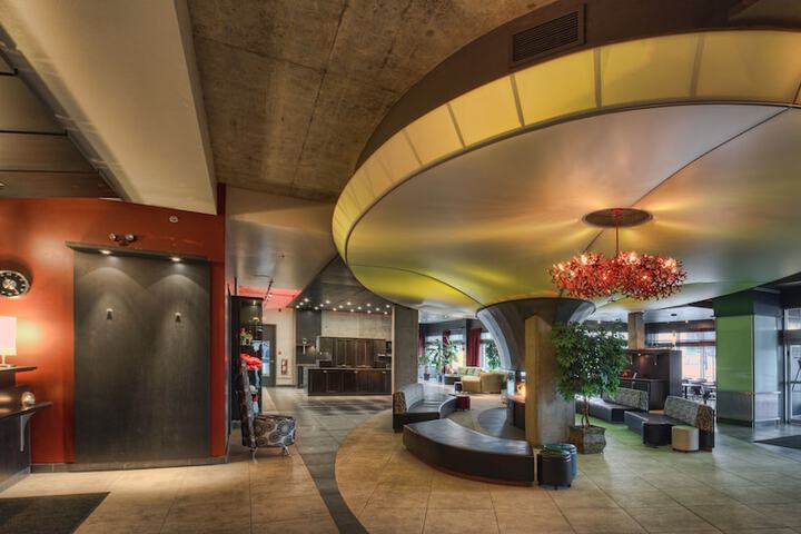 Entrance & Lobby