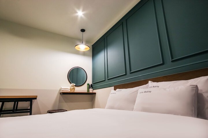 Room 33 of 37