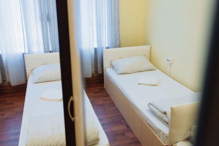 Room 27 of 76