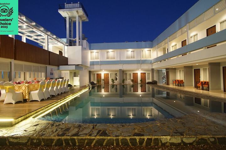 Hotel with Pool