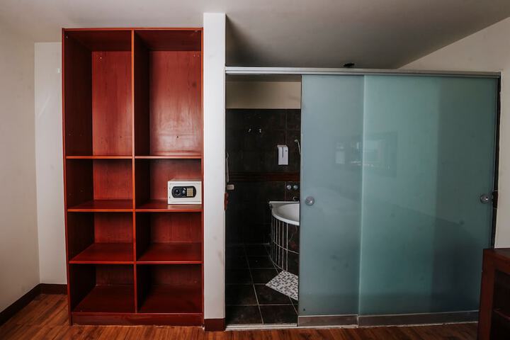 Room 10 of 33