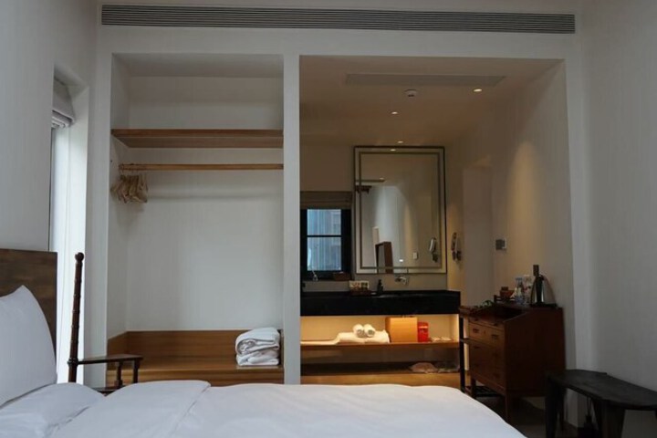Room 32 of 147
