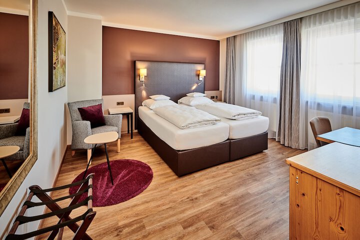 Room 5 of 106