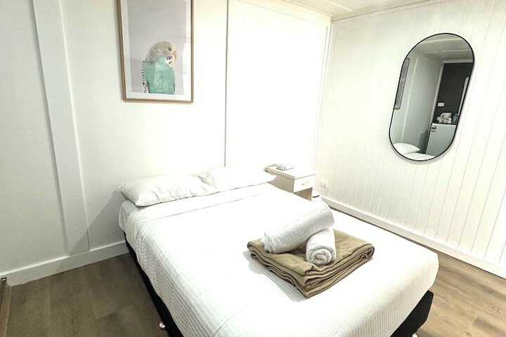 Room 16 of 180