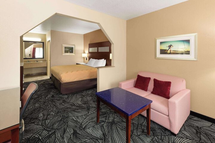 Basic King Bed (6 of 9)