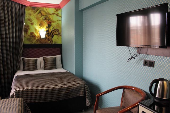 Room 2 of 33