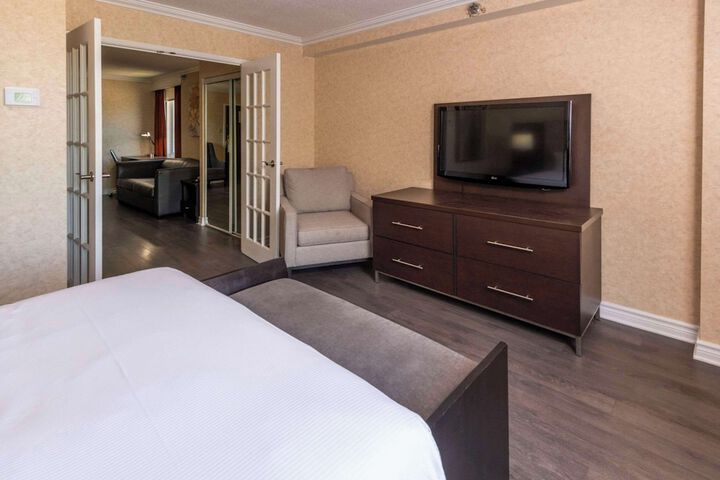 Queen Bed with Sofa (11 of 35)
