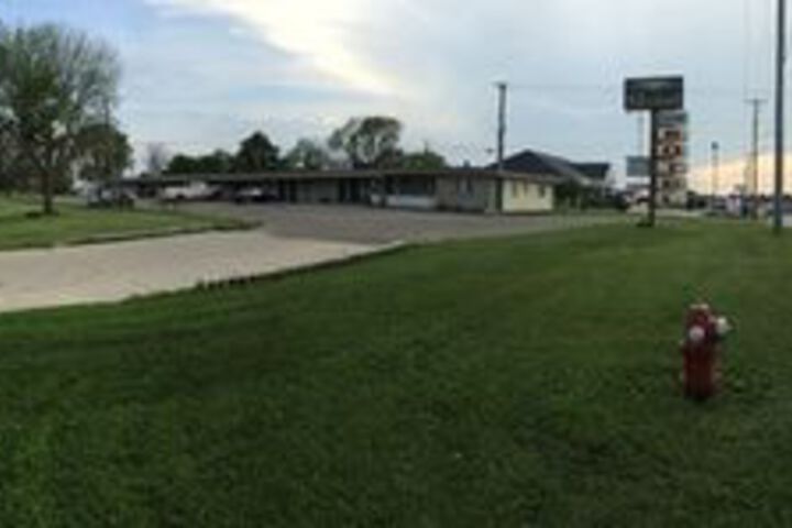 Exterior of Holiday Motel Creston