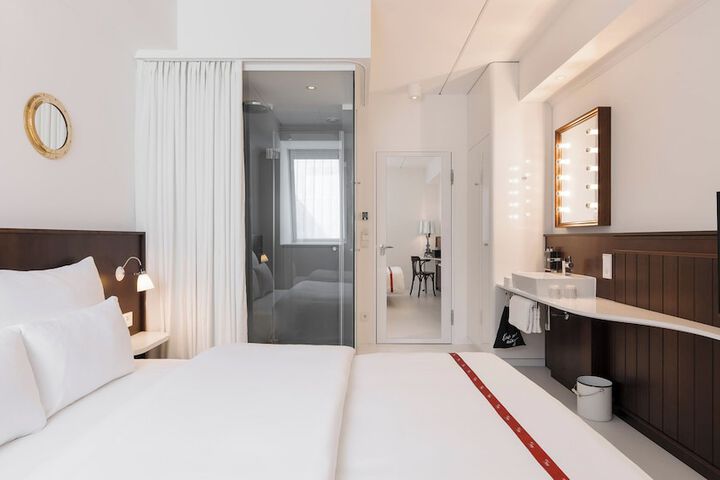 Room 10 of 113