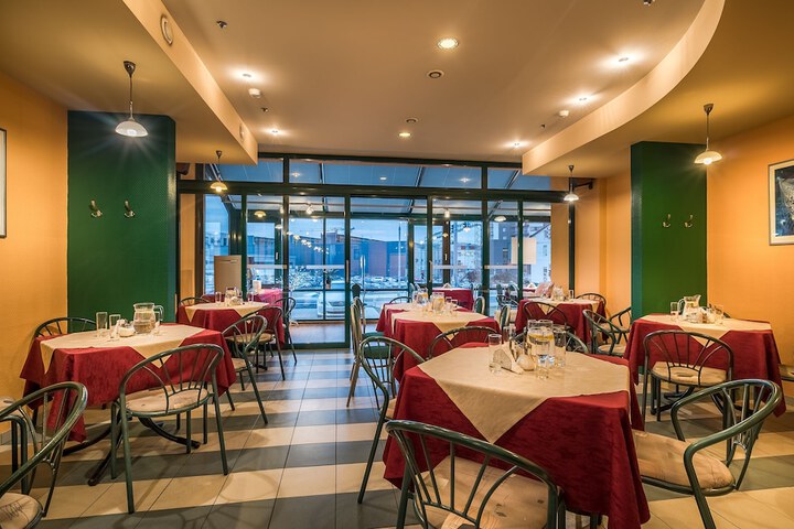 Dining 56 of 77