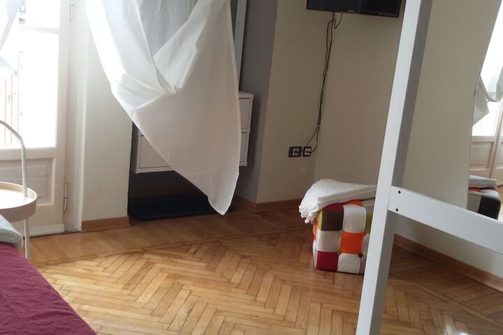 Room 13 of 28