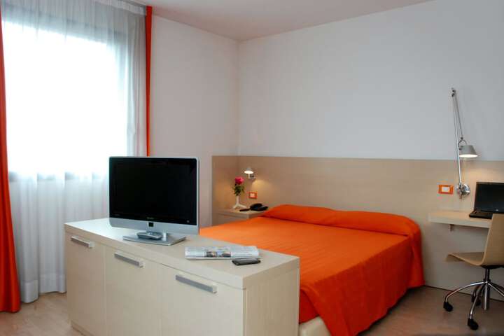 Room 16 of 76