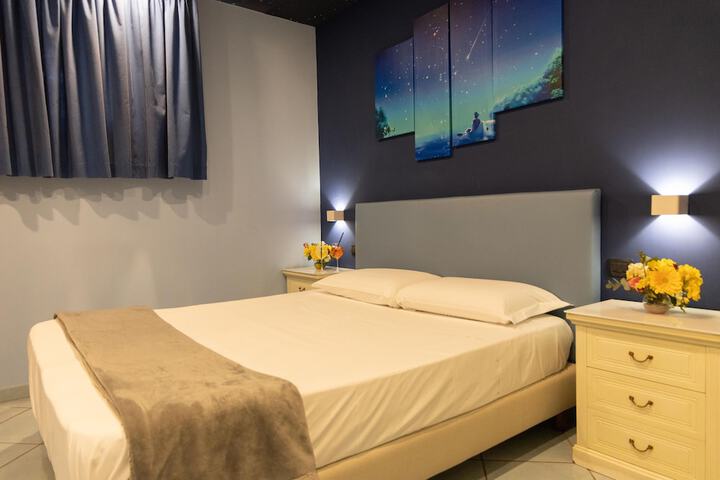 Room 8 of 100