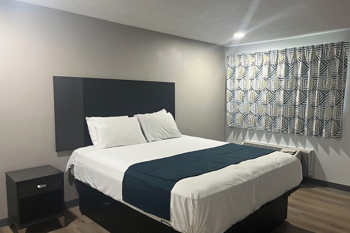 Room 11 of 18