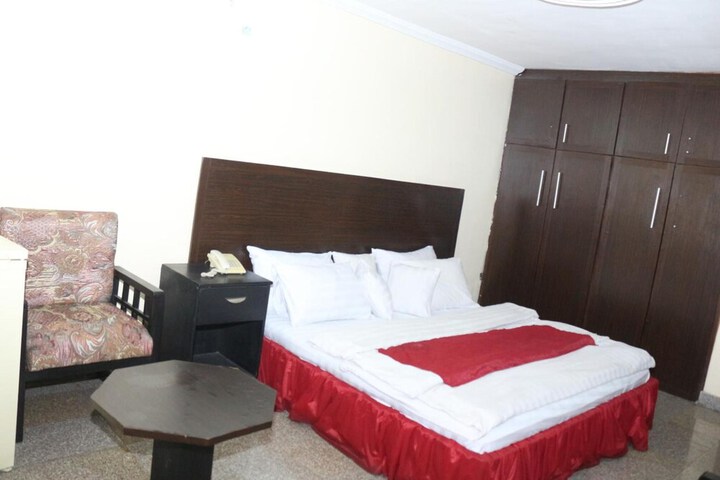 Room 14 of 32