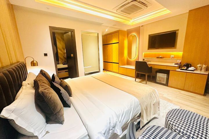 Room 37 of 62