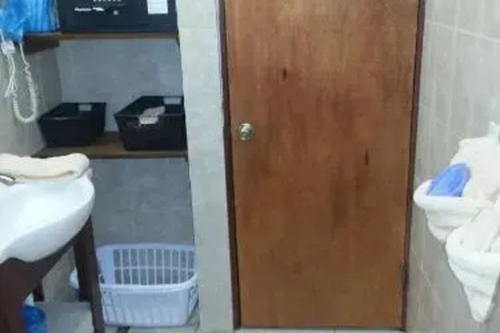 Room 6 of 17